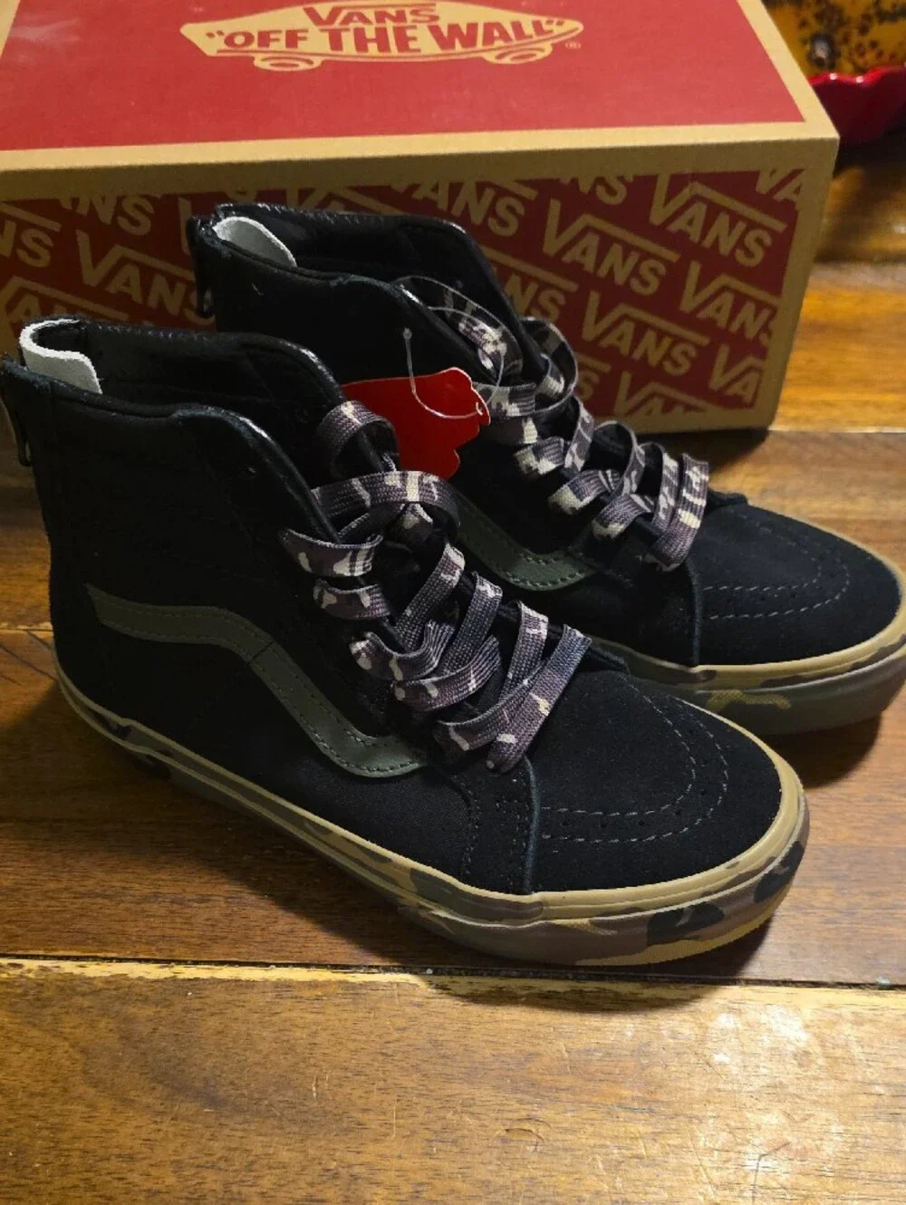 Vans kids Black High-Top Sneakers with Camouflage Laces Sk8-Hi Zip in